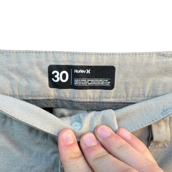 Hurley men's size 30 khaki shorts, missing back button - Picture 2 of 4